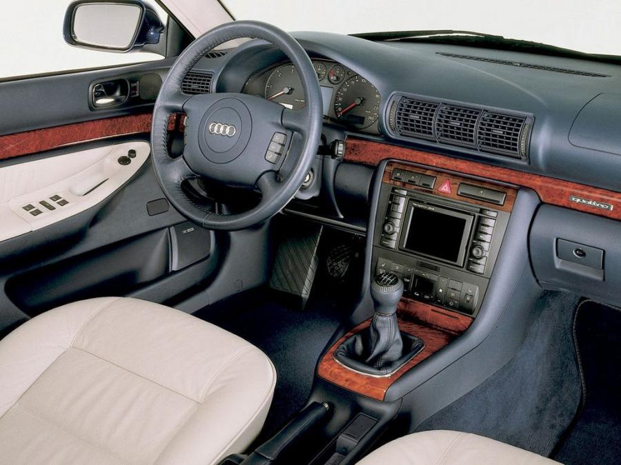 Интерьер Audi A4 2.8 Quattro Avant (B5,8D) 1997 года  (WW) (фото 4 из 7)